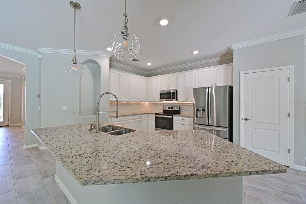 Image 4 of property listing at 706 ACACIA COURT, Bradenton, FL 34212