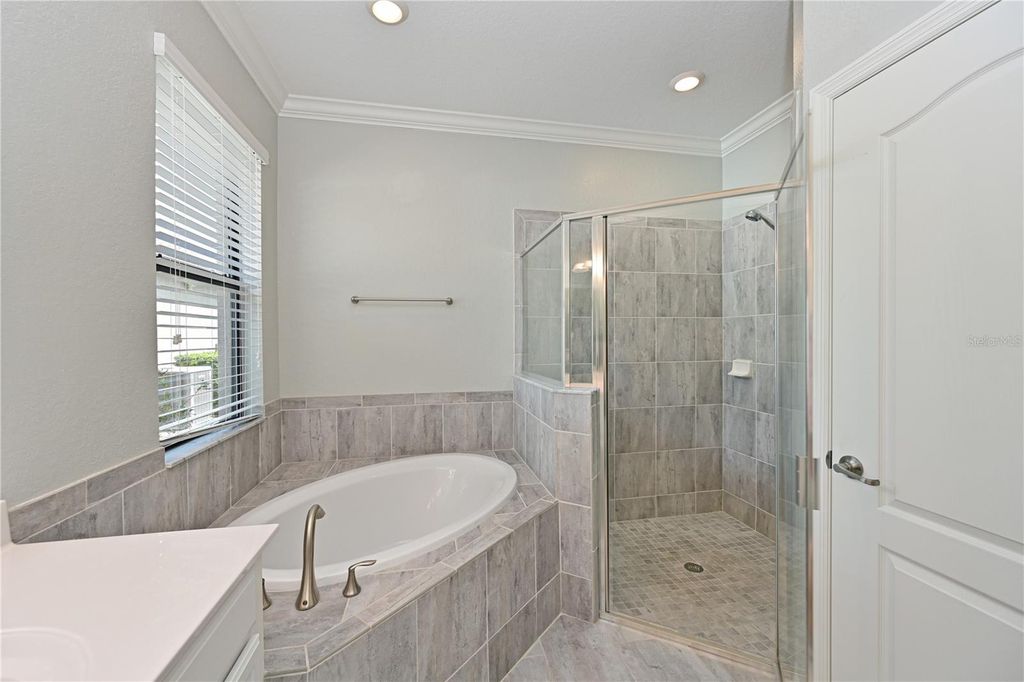 Image 38 of property listing at 706 ACACIA COURT, Bradenton, FL 34212