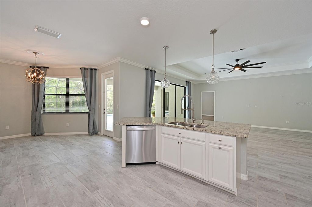 Image 40 of property listing at 706 ACACIA COURT, Bradenton, FL 34212