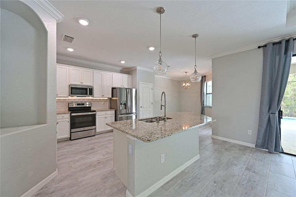 Image 6 of property listing at 706 ACACIA COURT, Bradenton, FL 34212