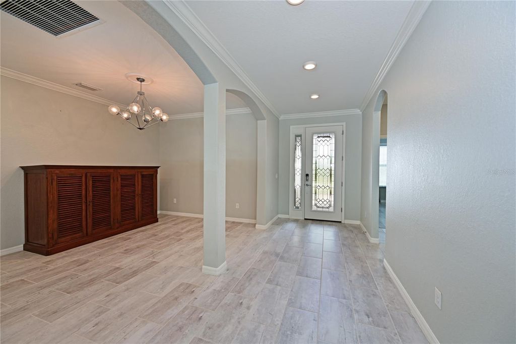 Image 10 of property listing at 706 ACACIA COURT, Bradenton, FL 34212