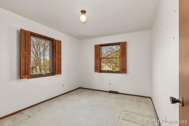 2160 Fox Ridge Drive Ne, Grand Rapids Twp, MI 49505
