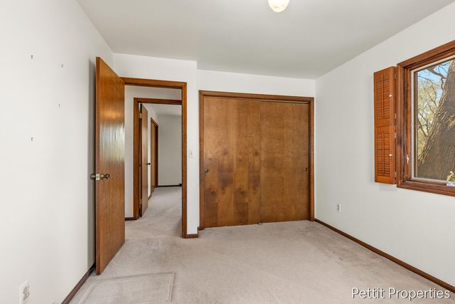 2160 Fox Ridge Drive Ne, Grand Rapids Twp, MI 49505
