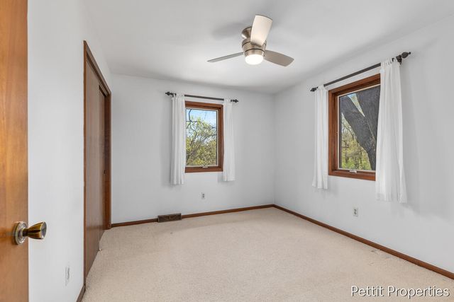 2160 Fox Ridge Drive Ne, Grand Rapids Twp, MI 49505