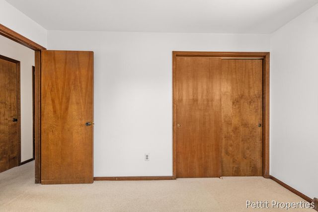 2160 Fox Ridge Drive Ne, Grand Rapids Twp, MI 49505