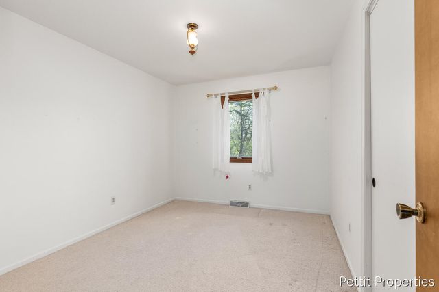 2160 Fox Ridge Drive Ne, Grand Rapids Twp, MI 49505