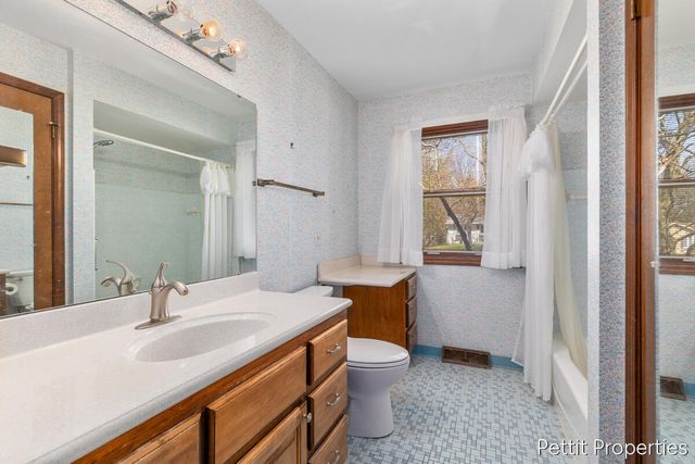 2160 Fox Ridge Drive Ne, Grand Rapids Twp, MI 49505