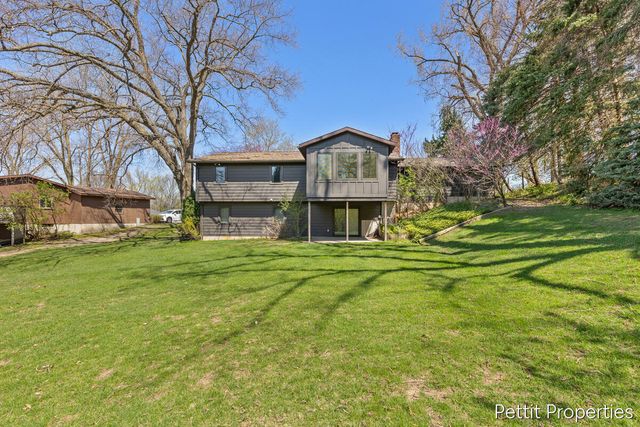 2160 Fox Ridge Drive Ne, Grand Rapids Twp, MI 49505