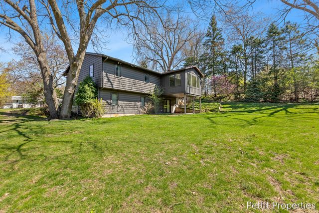 2160 Fox Ridge Drive Ne, Grand Rapids Twp, MI 49505