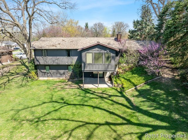 2160 Fox Ridge Drive Ne, Grand Rapids Twp, MI 49505