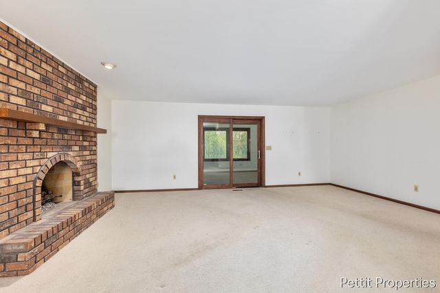 2160 Fox Ridge Drive Ne, Grand Rapids Twp, MI 49505