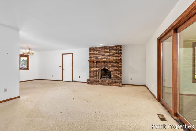 2160 Fox Ridge Drive Ne, Grand Rapids Twp, MI 49505