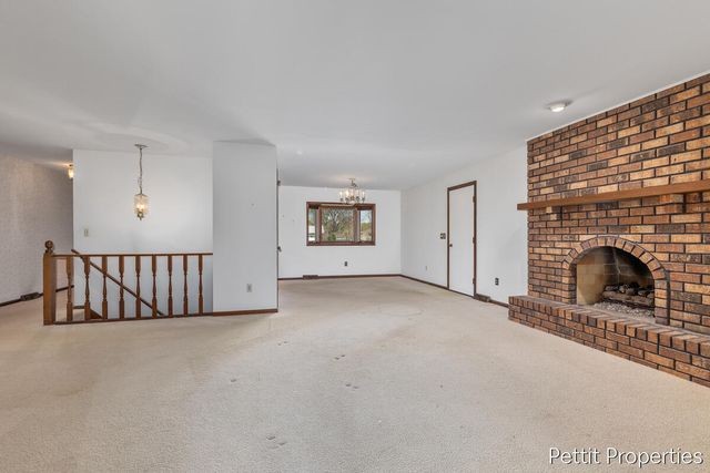 2160 Fox Ridge Drive Ne, Grand Rapids Twp, MI 49505