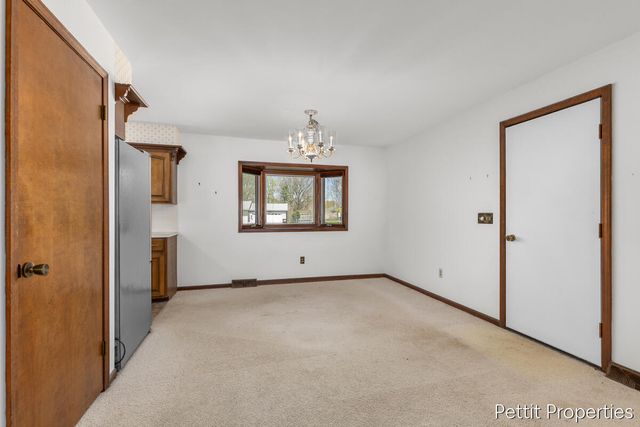 2160 Fox Ridge Drive Ne, Grand Rapids Twp, MI 49505