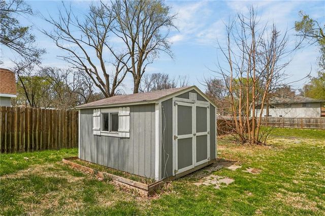 1101 NW B Street, Blue Springs, MO 64015