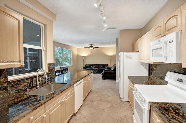 9308 NW 8th Circle, Plantation, FL 33324