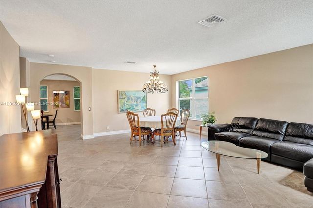 9308 NW 8th Circle, Plantation, FL 33324