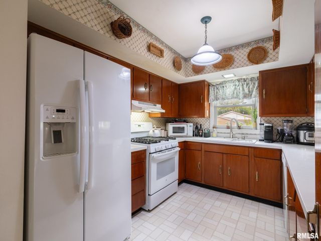 2723 DEVERON Circle, Pekin, IL 61554