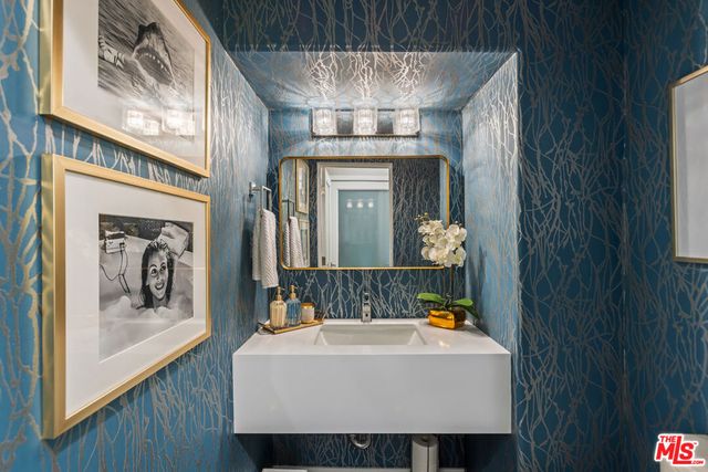 5682 Spreading Oak Drive, Los Angeles, CA 90068