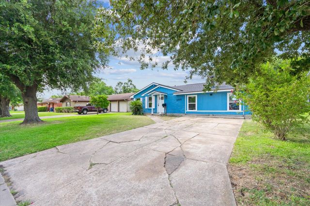 2205 21st Avenue N, Texas City, TX 77590