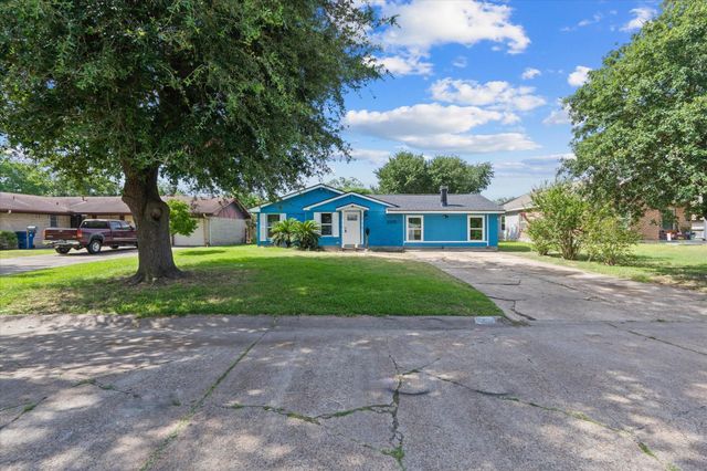 2205 21st Avenue N, Texas City, TX 77590
