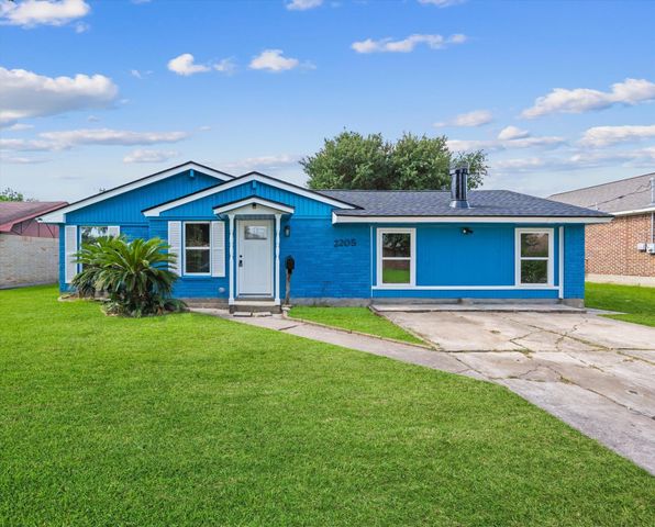 2205 21st Avenue N, Texas City, TX 77590
