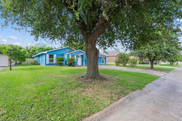 2205 21st Avenue N, Texas City, TX 77590
