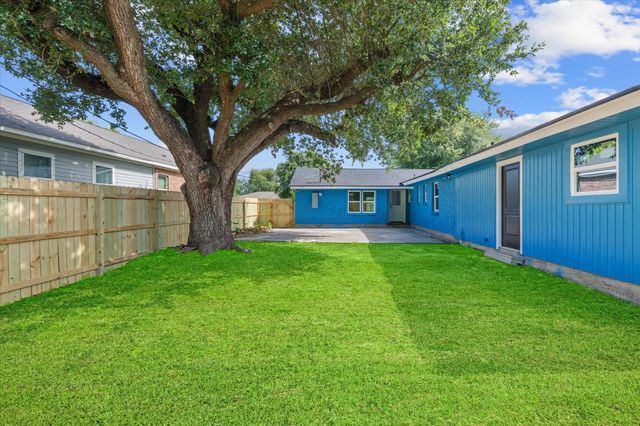 2205 21st Avenue N, Texas City, TX 77590