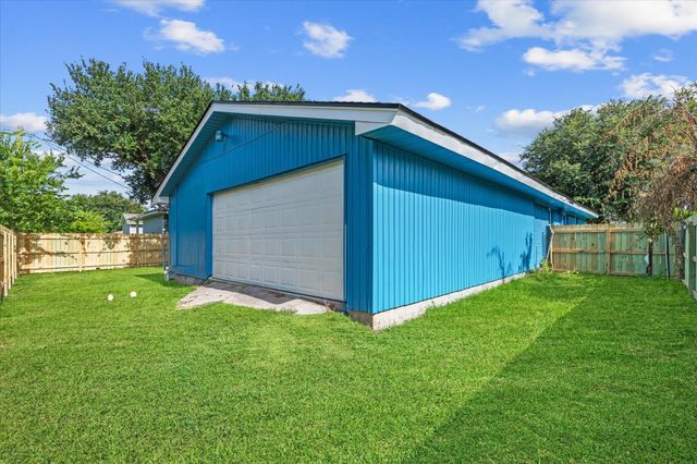 2205 21st Avenue N, Texas City, TX 77590