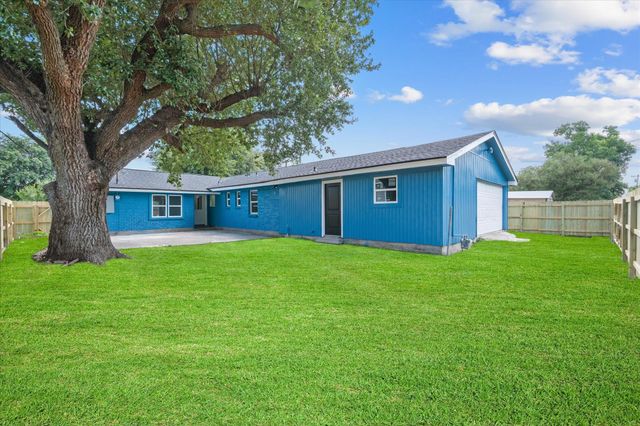 2205 21st Avenue N, Texas City, TX 77590