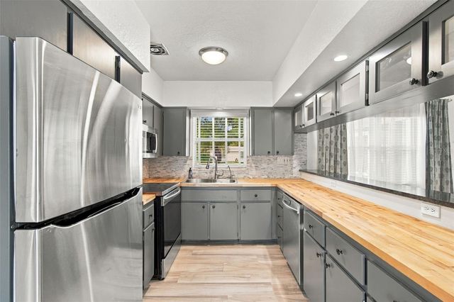 1711 N HIGHLAND AVENUE, Clearwater, FL 33755