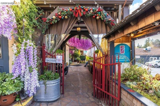 31 Harbord Court, Oakland, CA 94618