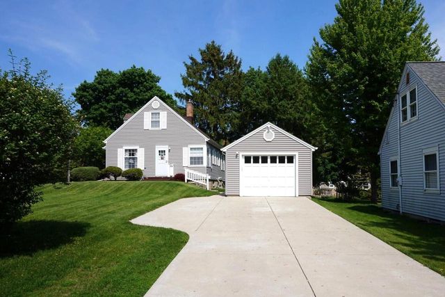 118 Summit DRIVE, Port Washington, WI 53074