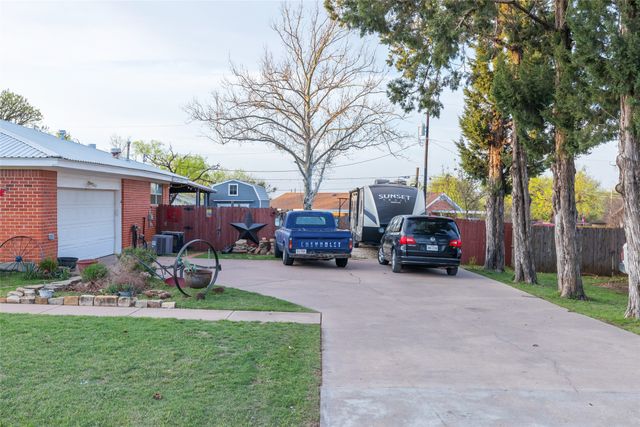 771 E 6th Street, Baird, TX 79504