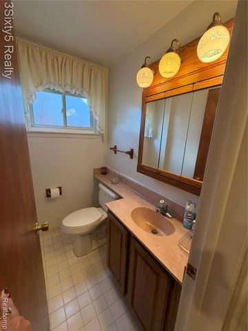 26926 Rochelle Street, Dearborn Heights, MI 48127