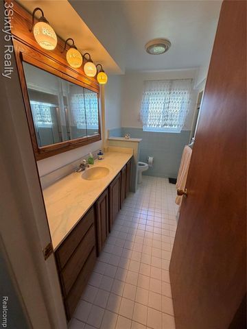 26926 Rochelle Street, Dearborn Heights, MI 48127