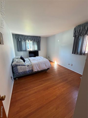 26926 Rochelle Street, Dearborn Heights, MI 48127