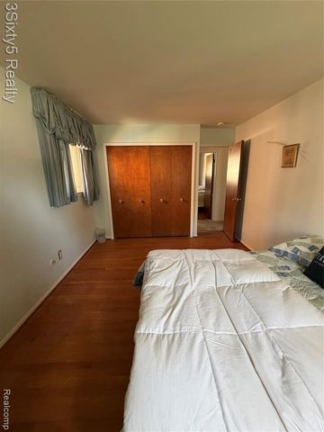 26926 Rochelle Street, Dearborn Heights, MI 48127