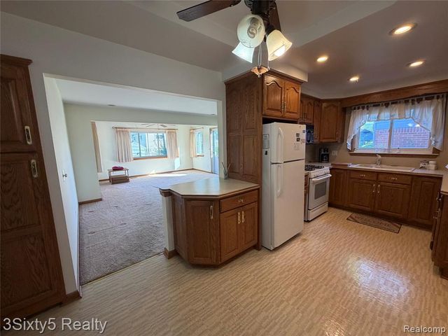 26926 Rochelle Street, Dearborn Heights, MI 48127