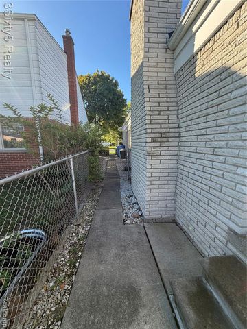 26926 Rochelle Street, Dearborn Heights, MI 48127