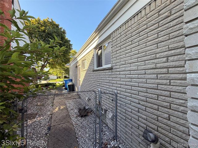 26926 Rochelle Street, Dearborn Heights, MI 48127