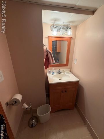 26926 Rochelle Street, Dearborn Heights, MI 48127