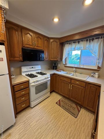 26926 Rochelle Street, Dearborn Heights, MI 48127