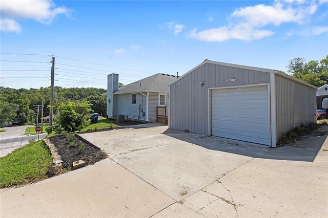 500 S Commercial Avenue, Smithville, MO 64089