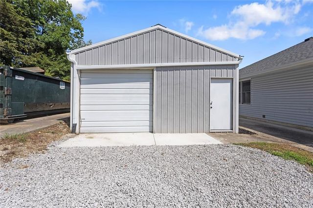 500 S Commercial Avenue, Smithville, MO 64089
