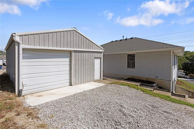 500 S Commercial Avenue, Smithville, MO 64089