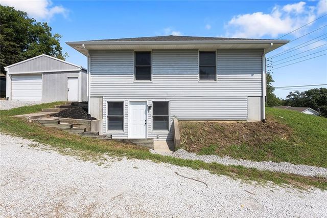 500 S Commercial Avenue, Smithville, MO 64089