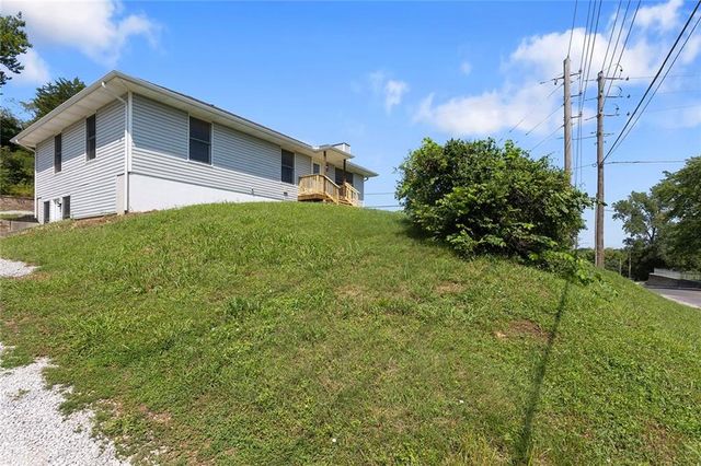 500 S Commercial Avenue, Smithville, MO 64089