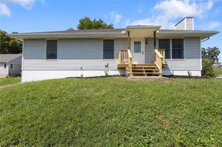 500 S Commercial Avenue, Smithville, MO 64089