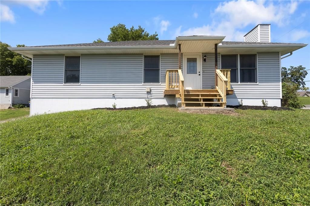 500 S Commercial Avenue, Smithville, MO 64089